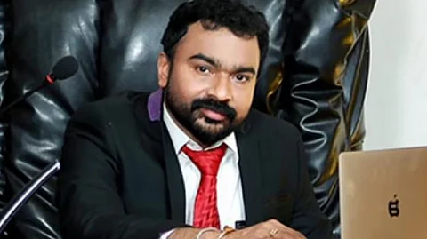 മോന്സണെ കുടുക്കിയത് പഴയ നിയമത്തിലെ മോശയുടെ അംശവടി എങ്ങനെ കൈയിലെത്തിയെന്ന സംശയം