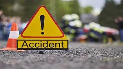 രോഗിയുമായി പോയ കാര് നിയന്ത്രണം തെറ്റി ഇടിച്ചുകയറി; കിഴക്കമ്പലത്ത് പ്രഭാതസവാരിക്കിറങ്ങിയ രണ്ട് സ്ത്രീകള് മരിച്ചു