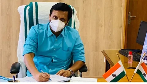 സജി ചെറിയാന്റെ സ്റ്റാഫുകള്ക്ക് പുനര്നിയമനം; മന്ത്രി മുഹമ്മദ് റിയാസിന്റെ പേഴ്സണല് സ്റ്റാഫിന്റെ എണ്ണം കൂട്ടി