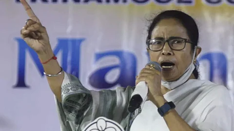 'കേന്ദ്രത്തിന് അസൂയ, എന്നന്നേക്കുമായി തടഞ്ഞുവെക്കാനാകില്ല'; റോം സന്ദര്ശനത്തിന് അനുമതി നിഷേധിച്ചതില് മമത