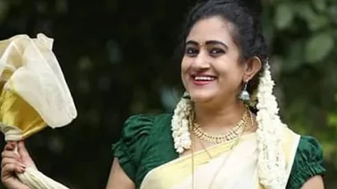 അത് പള്ളിയോടമാണെന്ന് അറിഞ്ഞിരുന്നില്ല, കൊന്നുകളയുമെന്നാണ് ഭീഷണി, ഫോട്ടോ ഷൂട്ട് നടത്തിയതിന് പിന്നാലെ സൈബര് ആക്രമണമെന്ന് നിമിഷ