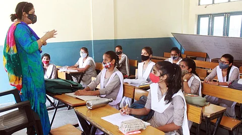 സ്കൂളുകള് തുറക്കുന്നു; ക്ലാസുകള് ഈ മാസം 14 ന് ആരംഭിക്കും