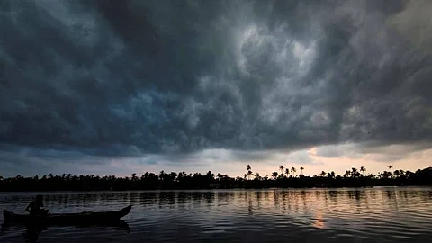 കാലവര്ഷം പിന്വാങ്ങി, തുലാവര്ഷം ആരംഭിച്ചു; അടുത്ത ദിവസങ്ങളില് വ്യാപകമഴയ്ക്ക് സാധ്യത