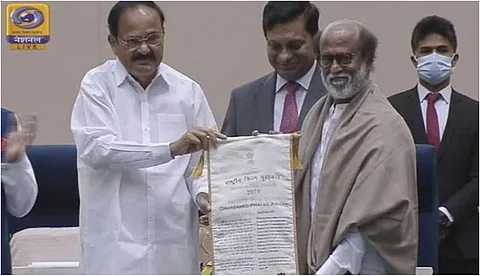 ദാദാസാഹിബ് ഫാല്ക്കെ അവാര്ഡ് സ്വീകരിച്ച് രജനികാന്ത്