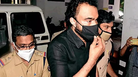 മോന്സന്റെ ഗസ്റ്റ്ഹൗസിലെ കിടപ്പ് മുറിയിലും ഒളിക്യാമറ; മൂന്ന് ക്യാമറകള് പിടിച്ചെടുന്ന് ക്രൈംബ്രാഞ്ച്