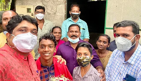 'ഈ അടച്ചുറപ്പില്ലാത്ത ഒറ്റമുറി വീട്ടില് നിന്നാണ് മികച്ച ബാലതാരം', നിരഞ്ജനെ അഭിനന്ദിച്ച് എ.എ റഹീം