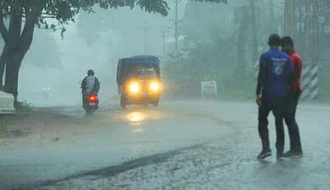 മധ്യകേരളത്തില് കനത്ത മഴ; മുണ്ടക്കയത്ത് വെള്ളം കയറി, വണ്ടന്പതാലില് ഉരുള്പൊട്ടി