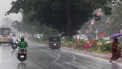 സംസ്ഥാനത്ത് നാല് ദിവസം അതിതീവ്ര മഴ; കനത്ത മഴയില് അഞ്ച് വീടുകള് പൂര്ണമായും 55 വീടുകള് ഭാഗികമായും തകര്ന്നു