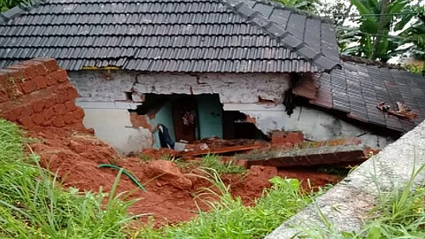 സംസ്ഥാനത്ത് കനത്തമഴ തുടരുന്നു; കരിപ്പൂരില് വീട് തകര്ന്ന് രണ്ട് കുട്ടികള് മരിച്ചു, പുഴകളില് ജലനിരപ്പ് ഉയര്ന്നു