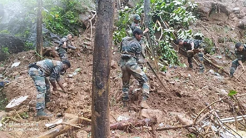 105 ദുരിതാശ്വാസ ക്യാമ്പുകള് തുറന്നു, മല്ലപ്പള്ളിയില് കുടുങ്ങിയവരെ എയര്ലിഫ്റ്റ് ചെയ്യും: മുഖ്യമന്ത്രി