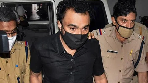 മോന്സണ് മാവുങ്കലിനെതിരെ പോക്സോ കേസ്; തുടര്വിദ്യാഭ്യാസം വാഗ്ദാനം ചെയ്ത് പെണ്കുട്ടിയെ പീഡിപ്പിച്ചെന്ന് പരാതി