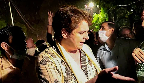 കര്ഷകരെ കാണാതെ പിന്നോട്ടില്ല, ഗസ്റ്റ്ഹൗസില് നിരാഹാരം തുടങ്ങി പ്രിയങ്ക ഗാന്ധി