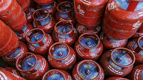 പാചകവാതകവിലയില് വന്വര്ധനവ്; വാണിജ്യ സിലിണ്ടറിന് ഒറ്റയടിക്ക് കൂട്ടിയത് 266 രൂപ