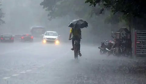 അടുത്ത അഞ്ച് ദിവസം കേരളത്തില് ശക്തമായ മഴയ്ക്കും കാറ്റിനും സാധ്യത; ജാഗ്രതാ മുന്നറിയിപ്പ്