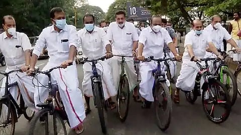 ഇന്ധന നികുതി കുറക്കാത്തതില് പ്രതിഷേധം; യുഡിഎഫ് എംഎല്എമാര് സൈക്കിള് ചവിട്ടി നിയമസഭയിലേക്ക്