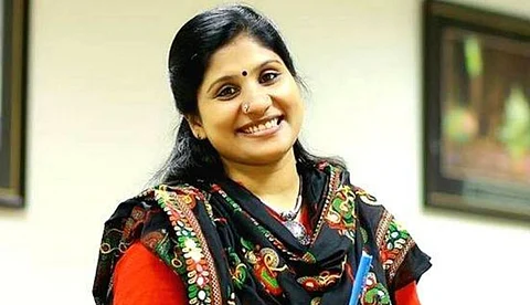 'അരാഷ്ട്രീയതയ്ക്ക് ചില അപകടങ്ങളുണ്ട്'; ഇന്ധനവില വര്ദ്ധനവിനെതിരായ കോണ്ഗ്രസ് സമരത്തെ പിന്തുണച്ച് ദീപ നിശാന്ത്