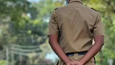 ഇതരമതത്തിലുള്ളവര്ക്ക് ക്ഷേത്രത്തിലെന്ത് കാര്യമെന്ന് ചോദിച്ച് മര്ദനം; എസ്.ഐക്കെതിരെ യുവാക്കളുടെ പരാതി