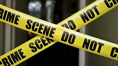 കൊല്ലത്ത് കുടുംബത്തിലെ നാലുപേര് മരിച്ചനിലയില്; മൂന്ന് പേര് വെട്ടേറ്റും ഒരാള് തുങ്ങിമരിച്ച നിലയിലും