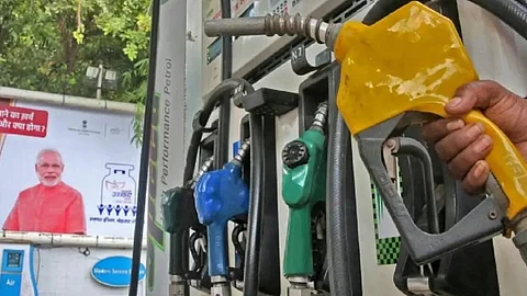 ഇന്ധനനികുതി കുറച്ച് ബി.ജെ.പി ഭരിക്കുന്ന സംസ്ഥാനങ്ങള്; യു.പി കുറച്ചത് 12 രൂപ, ഗുജറാത്തും കര്ണാടകയും 7