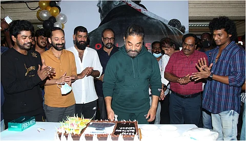 വിക്രം സെറ്റില് കമല് ഹാസന്റെ പിറന്നാള് ആഘോഷം; ഒപ്പം ഫഹദ് ഫാസിലും ലോകേഷ് കനകരാജും, ചിത്രങ്ങള്