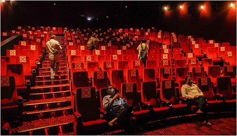 ഒരു ഡോസ് വാക്സിന് എടുത്തവര്ക്കും തിയേറ്ററില് പ്രവേശനം