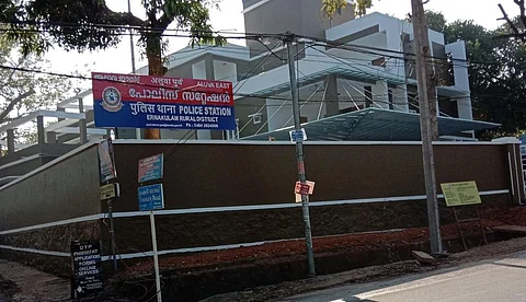 ആലുവയില് ഗാര്ഹിക പീഡനം പരാതിപ്പെടാനെത്തിയ യുവതി പൊലീസിനെതിരെ കത്തെഴുതി വെച്ച് ആത്മഹത്യ ചെയ്തു