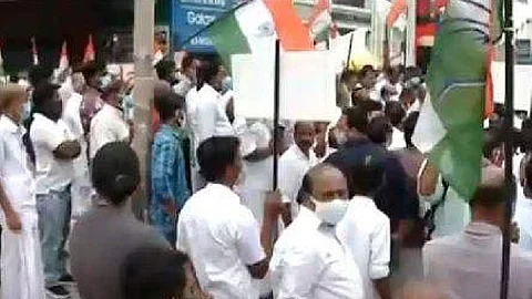 കോണ്ഗ്രസിന്റെ ചക്രസ്തംഭന സമരം; പാലക്കാട് പ്രവര്ത്തകരും പൊലീസും തമ്മില് ഉന്തും തള്ളും