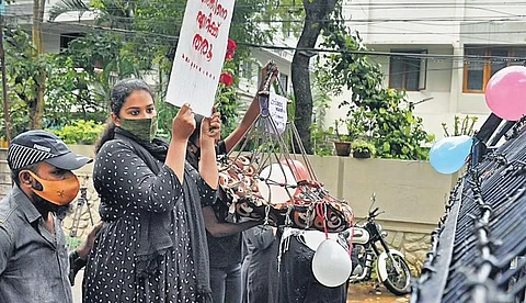 അനുപമയല്ല ആന്ധ്രയിലെ അധ്യാപക ദമ്പതിമാരെ വഞ്ചിച്ചത്; ദുരഭിമാന ഇന്സ്റ്റിറ്റിയൂഷണല് ചതിയുടെ ഇരകളാണ് രണ്ട് ദമ്പതികളും