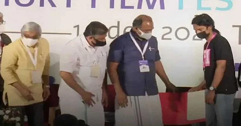 ദീപ പി മോഹനന് ഐക്യദാര്ഢ്യം; മന്ത്രിയില് നിന്നും പുരസ്കാരം ഏറ്റുവാങ്ങാതെ അവാര്ഡ് ജേതാവ്, വീഡിയോ
