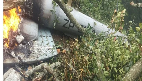 തമിഴ്നാട്ടില് സൈനിക ഹെലികോപ്റ്റര് തകര്ന്നു; ബിപിന് റാവത്തും കുടുംബവും ഹെലികോപ്റ്ററില്