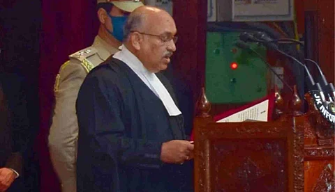 ഇന്ത്യ ആത്മീയ ആസ്ഥാനം, മതേതരത്വം ഭരണഘടനയില് ചേര്ത്തത് ആത്മീയതയെ ചെറുതാക്കിയെന്ന് കശ്മീര് ചീഫ് ജസ്റ്റിസ്