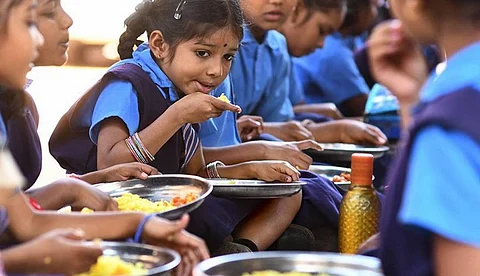 പാല് ഒരു ദിവസം മതി; സര്ക്കാര് നല്കുന്ന പാചകച്ചെലവ് തികയുന്നില്ല, എതിര്പ്പിനെ തുടര്ന്ന് സ്കൂള് ഉച്ചഭക്ഷണപദ്ധതി പുനഃക്രമീകരിച്ചു