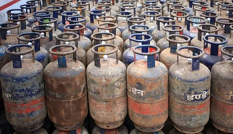 ഇനിയും പൊള്ളും, പാചക വാതക വില വീണ്ടും കൂട്ടി