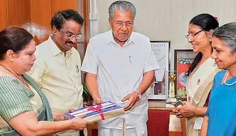 റിപ്പോര്ട്ട് സര്ക്കാര് നടപ്പാക്കിയാല് ചലച്ചിത്രമേഖലയിലെ സ്ത്രീകള്ക്കും പുരുഷന്മാര്ക്കും ഉപകാരപ്പെടും: ജസ്റ്റിസ് ഹേമ ദ ക്യുവിനോട്