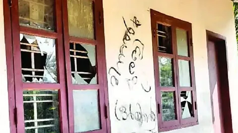 കുമരകത്ത് പൊലീസുകാരന്റെ വീട്ടില് അക്രമം; മിന്നല് മുരളി ഒറിജിനല് എന്നെഴുതിവെച്ച് സ്ഥലം വിട്ടു