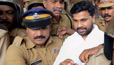 വധഗൂഢാലോചന കേസ്: ദിലീപിന്റെ ഫോണിലെ തെളിവുകള് നശിപ്പിച്ച സൈബര് വിദഗ്ധന്റെ വീട്ടില് റെയ്ഡ്