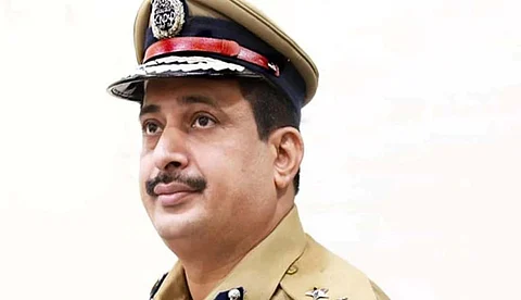 മോന്സണ് കേസില് ഐജി ലക്ഷ്മണയ്ക്കെതിരെ തെളിവില്ലെന്ന് ക്രൈം ബ്രാഞ്ച്; സസ്പെന്ഷന് പുനഃപരിശോധിക്കാന് നീക്കം