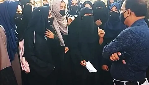 ഹിജാബ് ധരിച്ച വിദ്യാര്ത്ഥികളെ പ്രത്യേക മുറിയില് ഇരുത്തി കര്ണാടക കോളേജ്; പഠിപ്പിക്കില്ലെന്ന് പ്രിന്സിപ്പാള്