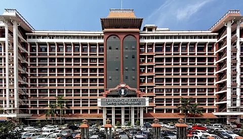 ആഭ്യന്തര മന്ത്രാലയത്തിന്റെ കൈവശമുള്ള ഫയലുകള് കാണണം; മീഡിയവണ് സംപ്രേഷണ വിലക്ക് തടഞ്ഞ ഹൈക്കോടതിയുടെ ഇടക്കാല ഉത്തരവ് തുടരും