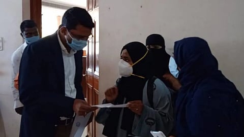 ഹിജാബ് അവകാശം; ഞങ്ങള് പൊരുതും; വിലക്കിനെതിരെ കര്ണാടകയിലെ വിദ്യാര്ത്ഥിനികള്