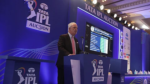 ഐപിഎൽ താരലേലത്തിനിടെ കുഴഞ്ഞുവീണ ഹഗ് എഡ്മീഡ്സിന്റെ ആരോഗ്യനില തൃപ്തികരം, ലേലം പുരനരാരംഭിച്ചു