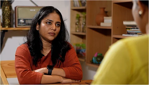 മൂത്രമൊഴിക്കാതിരിക്കാന് വേണ്ടി വെള്ളം കുടിക്കാന് പാടില്ല എന്നത് എന്ത് ഭീകരാവസ്ഥയാണ്: സ്രിന്ദ