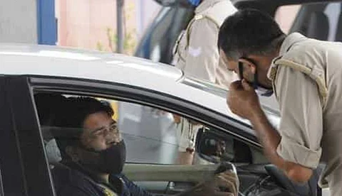 സ്വന്തം കാറിനുള്ളിലും മാസ്ക് വേണോ? കാറിനുള്ളില് മാസ്ക് നിര്ബന്ധമാക്കിയ ഉത്തരവ് അസംബന്ധമെന്ന് ഡല്ഹി ഹൈക്കോടതി