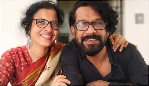 ഭാര്യയെ പുറത്തേക്ക് ചവിട്ടിയിട്ടു, പൊലീസ് നോക്കിയത് ഒത്തുതീര്പ്പിന്; സംഘപരിവാറിന്റെ ക്രൂരമായ ആക്രമണമെന്ന് സുവീരന്