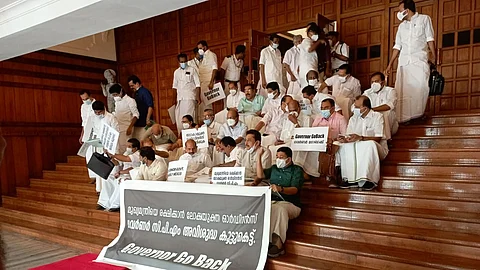 ഗോ ബാക്ക് വിളിച്ച് പ്രതിപക്ഷം; ക്ഷുഭിതനായി ഗവര്ണര്