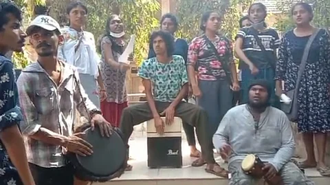 സ്കൂള് ഓഫ് ഡ്രാമ അധ്യാപകനെതിരെ വിദ്യാര്ത്ഥിനിയുടെ ലൈംഗിക പീഡന പരാതി, നീതി തേടി വിദ്യാര്ത്ഥികളുടെ സമരം