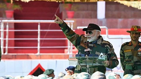 മോദി സൈനിക വേഷത്തിലെത്തിയത് ശിക്ഷ ലഭിക്കാവുന്ന കുറ്റം; നോട്ടീസ് അയച്ച് യുപി കോടതി