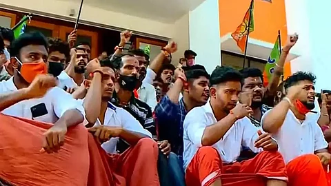 ബി.ജെ.പി ഓഫീസ് താഴിട്ട് പൂട്ടി പ്രവര്ത്തകര്; കാസര്കോട് പ്രതിഷേധം