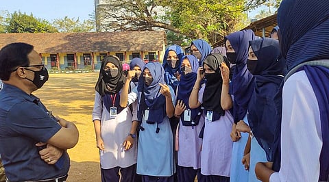 'സ്വകാര്യ മാനേജ്മെന്റുകള്ക്ക് യുണിഫോം തീരുമാനിക്കാം' ; ക്രമസമാധാനം തകര്ക്കുന്ന വസ്ത്രങ്ങള്ക്ക് വിലക്കെന്ന് കര്ണാടക സര്ക്കാര്