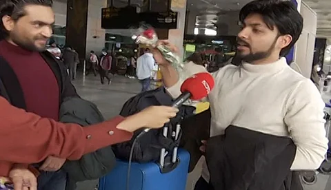 ഈ പൂവ് തന്നിട്ടെന്ത് കാര്യം? എയർപോർട്ടിൽ കേന്ദ്രത്തിനെതിരെ പൊട്ടിത്തെറിച്ച് യുക്രൈനിൽ നിന്നെത്തിയ വിദ്യാർത്ഥി